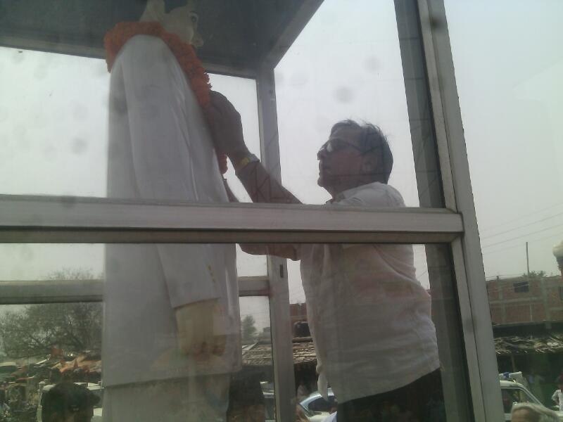 Educationist Dr.Bhupendra Narayan Madhepuri paying venerable respect to the statue of Great Social Reformer B.P.Mandal on his Punya Tithi (13th April) at B.P.Mandal Chowk, Madhepura.