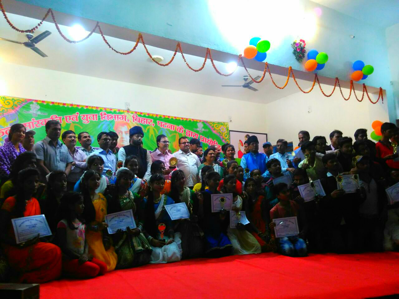 Educationist Dr.Bhupendra Madhepuri with SDM Sanjay Kumar Nirala and other gentlemen & students attending Prize Distribution Ceremony of Yuva Utsav Samaroh at BN Mandal Kala Bhawan Madhepura.