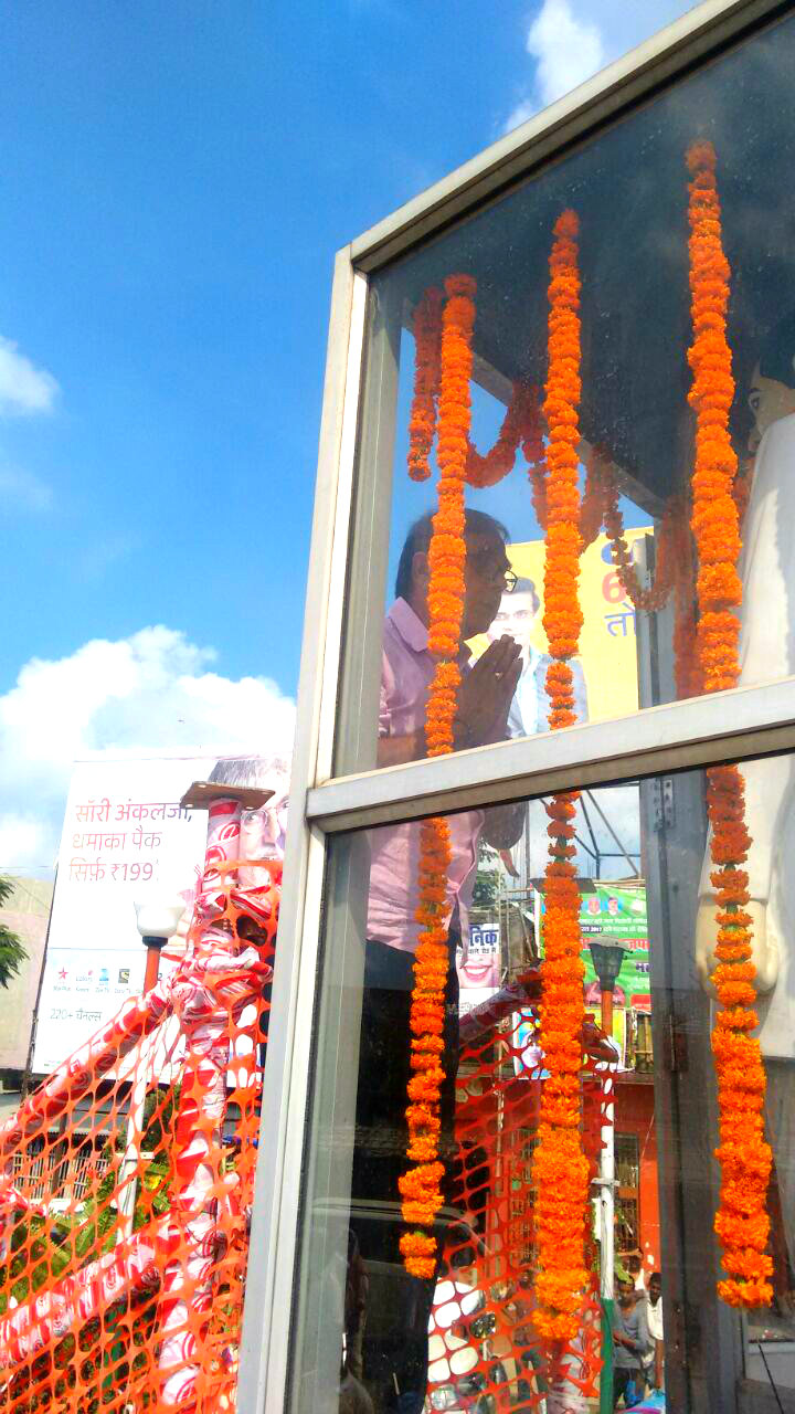 Samajsevi Dr.Bhupendra Madhepuri paying tribute to the Great Social Reformer BP Mandal at BP Mandal Chowk , Madhepura.