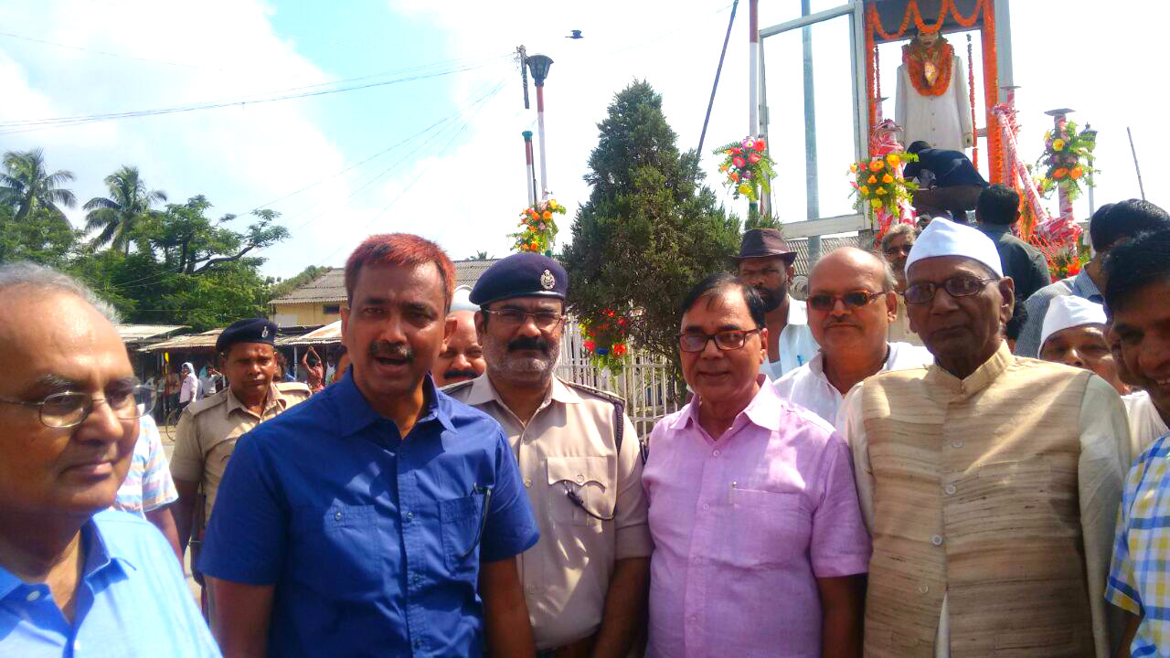 Dr.Madhepuri with DM Md.Sohail, SP Vikas Kumar, Dr.Arun Kumar Mandal, Freedom Fighter Krishna Nand Yadav, JDU Zila Adhyakshy Bijendra Nr.Yadav and others at BP Mandal Chowk, Madhepura.