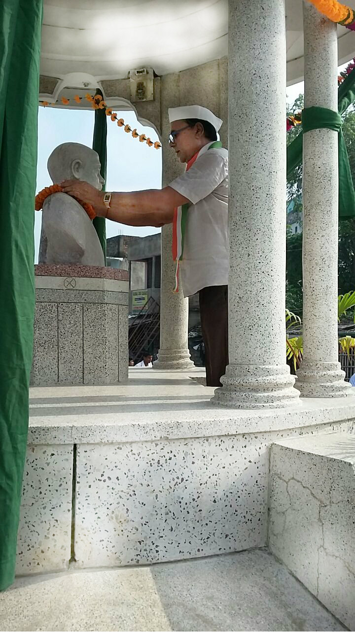 Dr.Bhupendra Madhepuri paying tribute to the great Socialist Leader and Freedom Fighter B.N. Mandal on 15th August 2016 at Bhupendra Chowk Madhepura.
