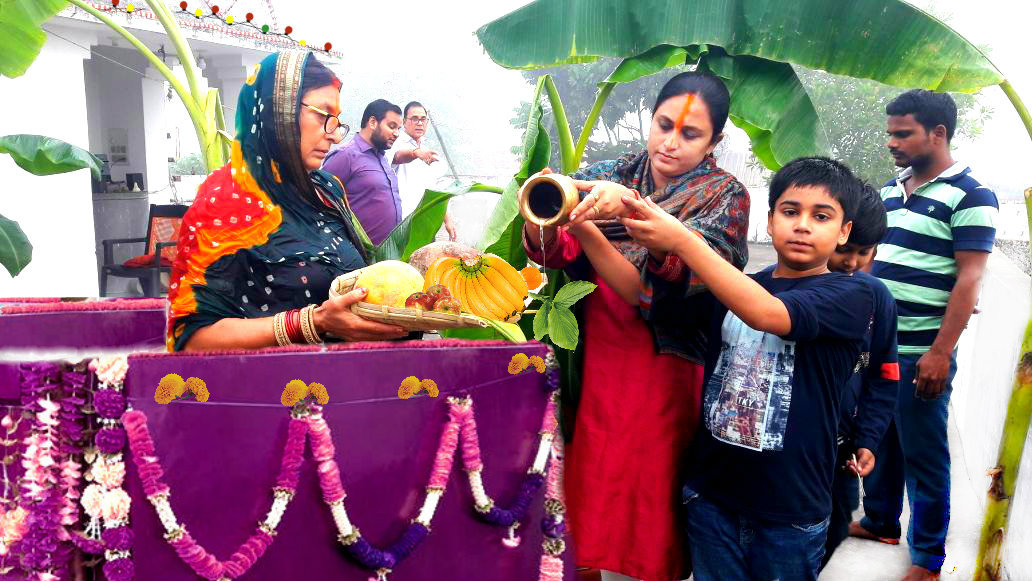 Dr.Madhepuri with wife Renu Choudhary and other family members celebrating Chhath Puja at Vrindavan Madhepura.