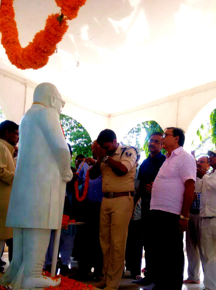 Educationist Dr.Madhepuri   along with DM Md.Sohail , and S.P. Shri Kumar Ashish paying tribute to Dr.B.R.Ambedkar's statue inside Collectorate Campus Madhepura.