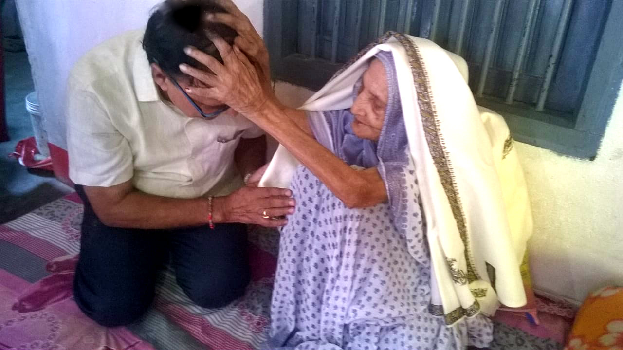 Social Activist Dr.Madhepuri receiving divine blessing from Honourable Mother of Chainpur Village Smt. Bechani Devi (Wife of Shahid Bhola Thakur).