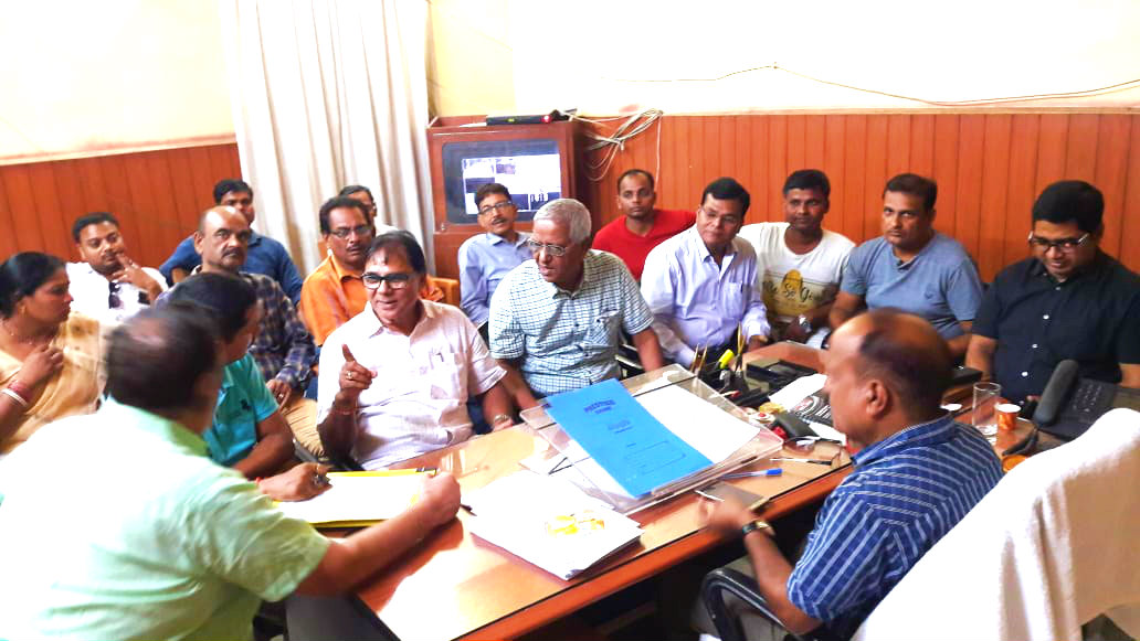Dr.Bhupendra Madhepuri giving directions to Shri Prithviraj Yaduvanshi (Secretary of Gaushala Commette) in the meeting held under the President of SDM Shri Vrinda Lal to organise splendid Gopastami Mahotsawa at Gaushala Campus, Madhepura.