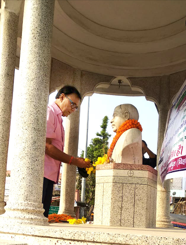 Sahityakar Dr.Madhepuri engaged in Pushpanjali at Bhupendra Pratima.
