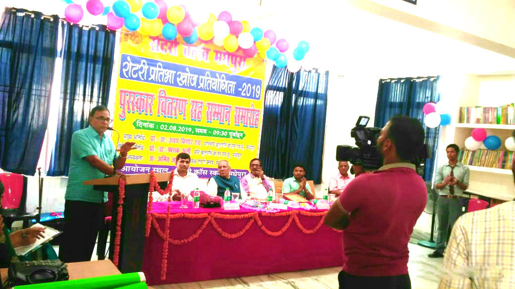 Dr.Madhepuri addressing the audience & encouraging the students at Pratibha Samman Samaroh at Holy Cross School Madhepura.