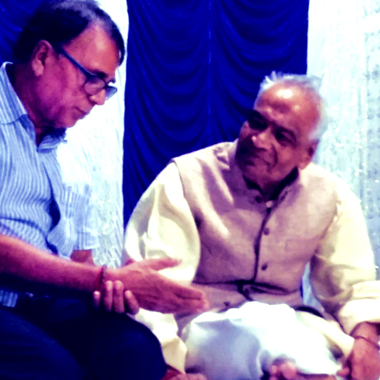 Dr.Madhepuri having good time with Dr.K.K.Mandal & discussing about Guru ie, 