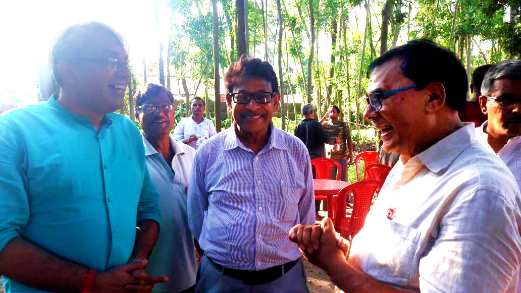 Samajsevi-Sahityakar Dr.Bhupendra Narayan Madhepuri having good time with Honourable Justice Shri R.Mukhopadhyay from Jharkhand High Court, Ranchi at Lal Kothi, Ashutosh Mukherji Path along with Shri.Uddalak Ghosh, Director of Saint John Public School, Dr.Satish Chandra Gosh Path, Ward No-20, Madhepura.