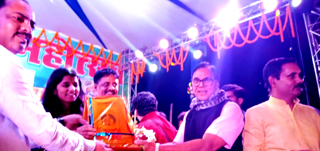 Dr.Madhepuri along with NDC Rajneesh Kumar & Yadubanshi giving momento to a rising Singer of Bihar Maithili Thakur with her father.