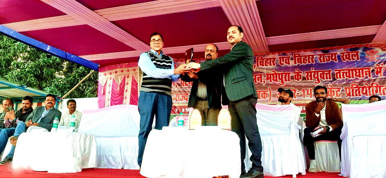 Dr.Madhepuri is being honoured by SDM Vrindalal and NDC Rajneesh Kumar Ray at BN Mandal Stadium Madhepura.