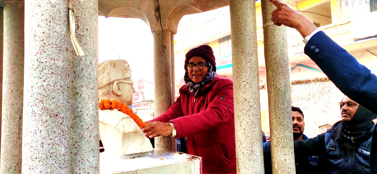 Dr.Madhepuri garlanding the statue of Netaji at Subhash Chowk.