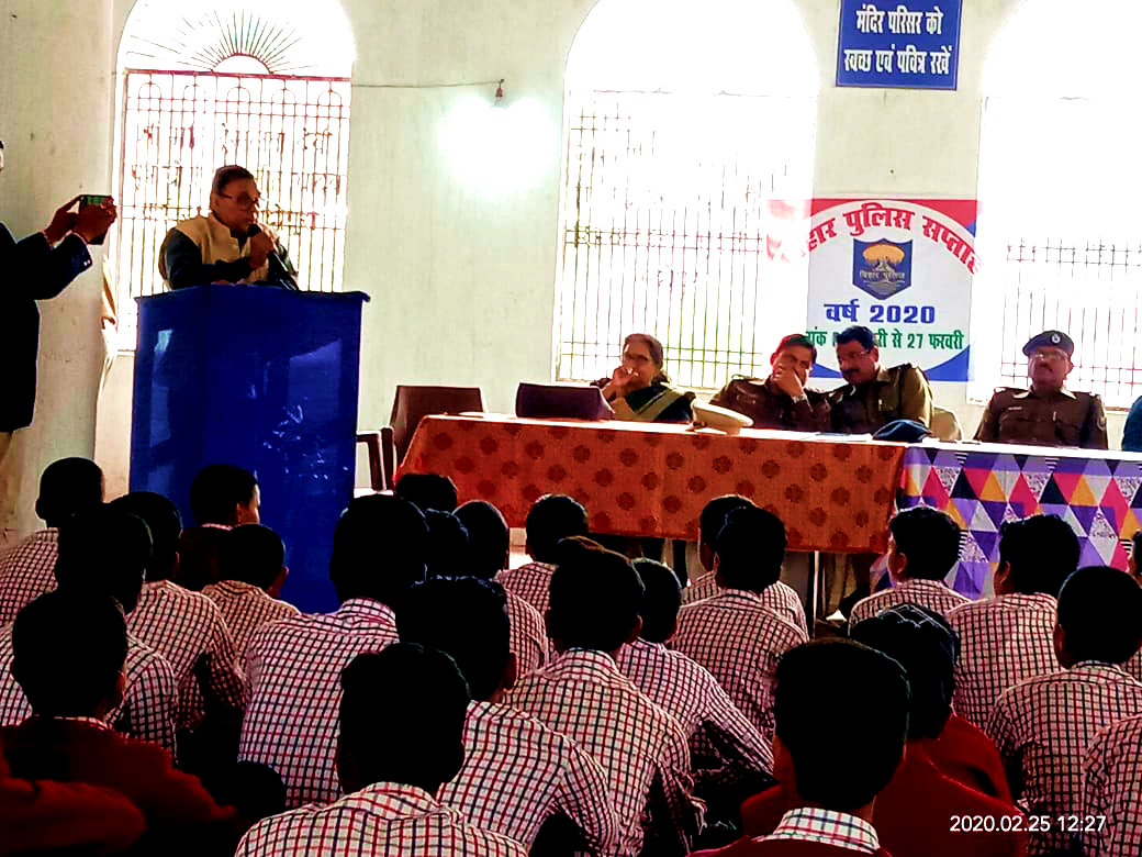 Samajsevi Dr.Bhupendra Madhepuri addressing Bihar Police Saptah organised for 