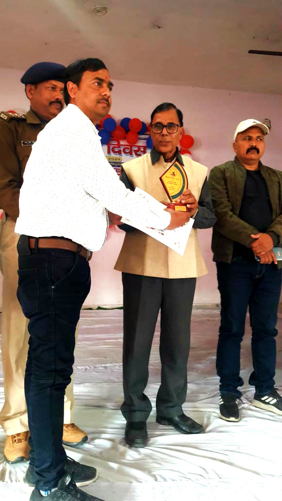 Chief Guest Prof.(Dr.) B.N.Yadav Madhepuri giving Certificate & Momento to a Science Teacher on the occasion of Vigyan Diwas in prsence of SDM, SDPO & DCLR at Rajnandan Kala Bhawan.