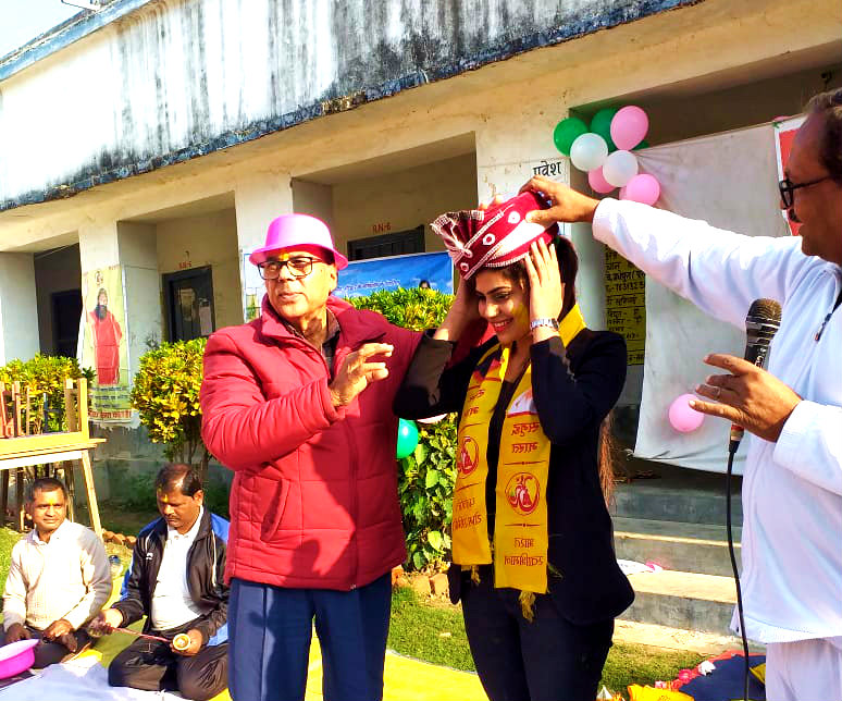 Chief Guest Dr.Madhepuri along with Convenor Dr.N.K.Nirala encouraging Kripadhanraj (D/O Shree Ramanand Sagar) for achieving her 