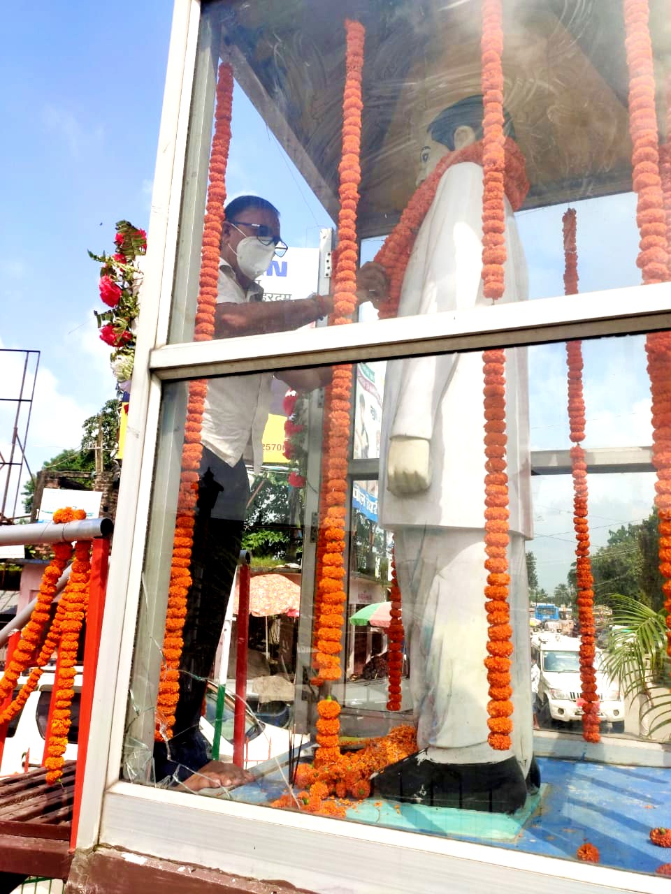 Samajsevi Dr.Bhupendra Madhepuri paying tribute to B.P.Mandal statue at B.P.Mandal Chowk, Madhepura.