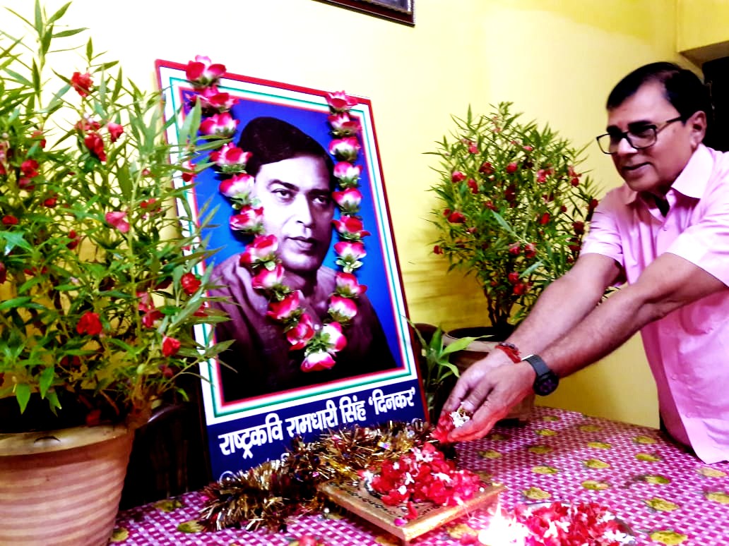 Samajsevi-Sahityakar Dr.Bhupendra Narayan Yadav Madhepuri paying tribute to Rashtra Kavi Ramdhari Singh Dinkar on the occasion of Dinkar Jayanti at Madhepura.