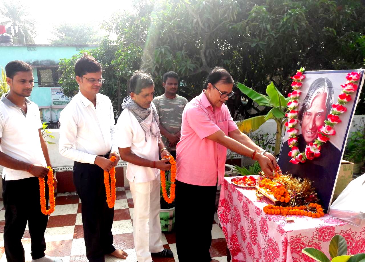 Dr.Bhupendra Madhepuri along with Sant Kumar, Arun Kumar and others paying homage to Dr.Kalam at Vrindavan, Madhepura.