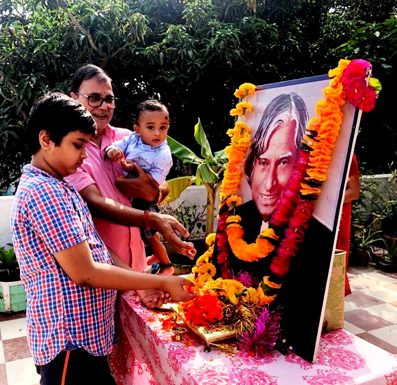 Dr.Madhepuri along with his grandsons Aditya & Akshat alias Chhote Kalam paying tributes to Bharat Ratna Dr.APJ Abdul Kalam.