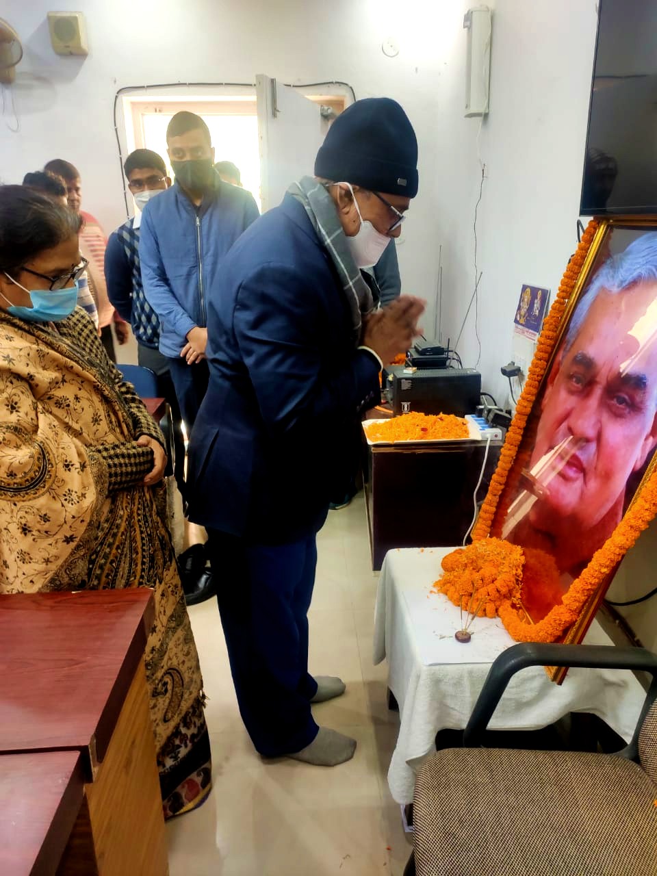 Educationist Dr.Bhupendra Madhepuri paying tribute to Former Prime Minister Atal Bihari Vajpai at Samaharnalaya Madhepura.